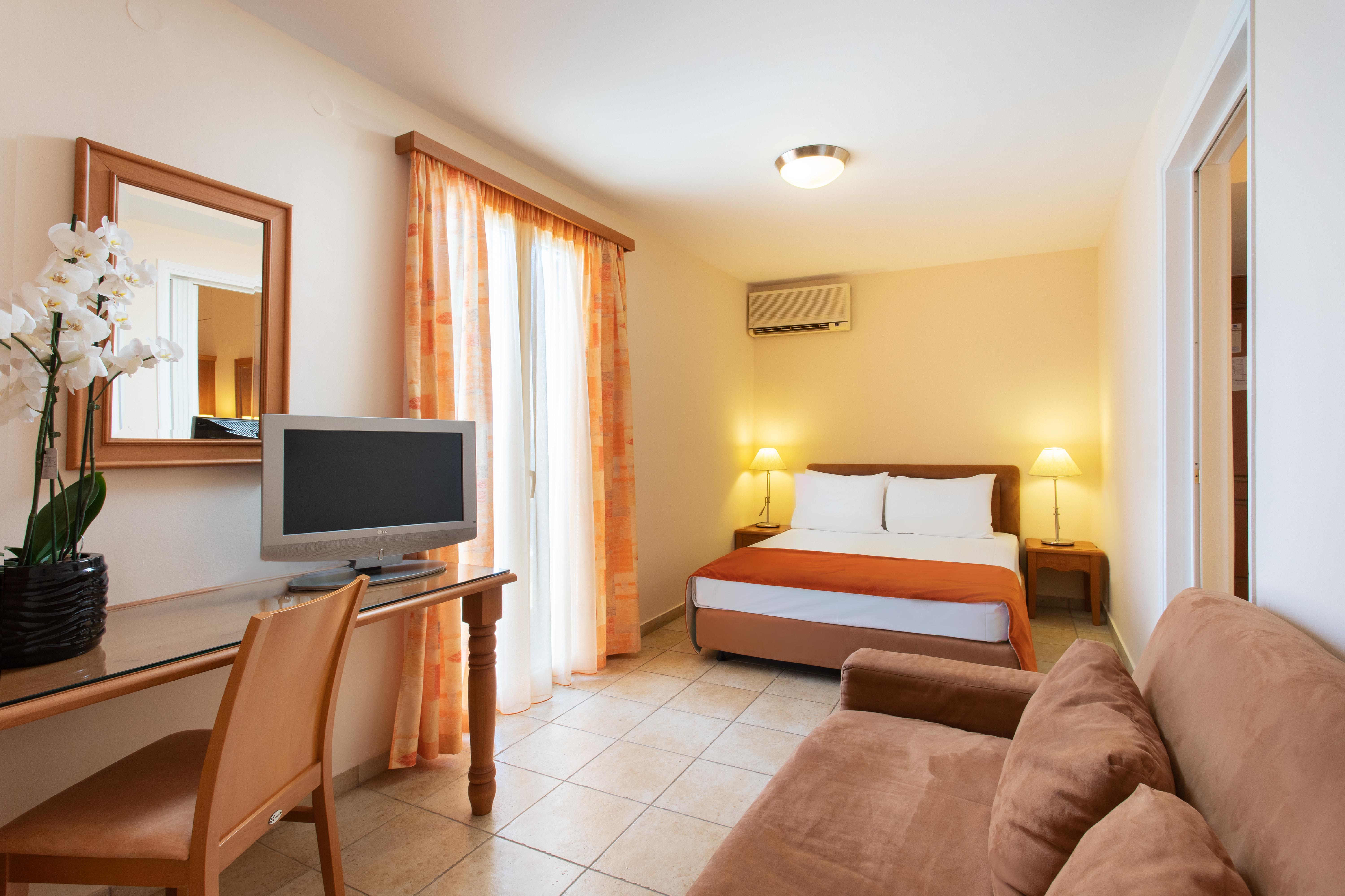 Pantheon City Hotel Gythio Bagian luar foto